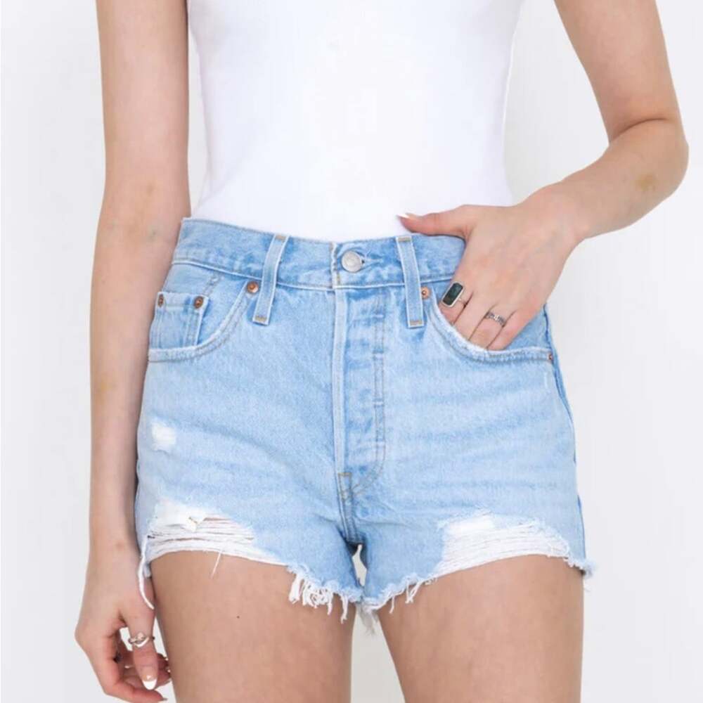 Levi’s 501 NEW WITH TAGS Size 31 Distressed Button Fly Denim Shorts Light Wash
